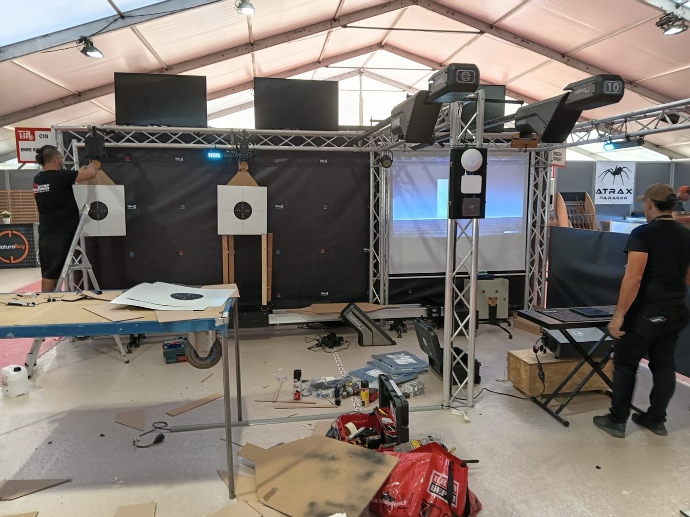 Montage du stand INGECA TARGET avant l'ouverture du salon