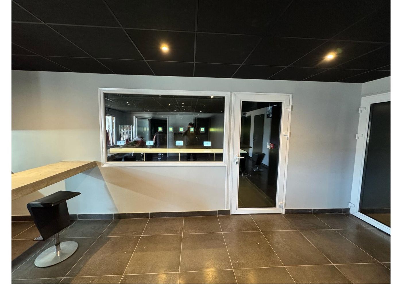 Espace accueil avec vitre d'observation